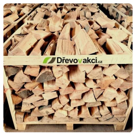 Vizualizácia správneho uloženia palivového dreva na paletách pod prístreškom