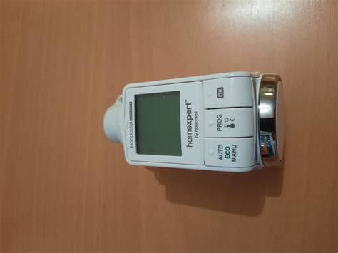 tematická fotografia rôznych modelov termostatov Honeywell, vrátane inteligentných