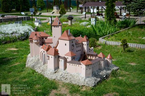 Model Dreveného kostola Všetkých svätých v parku miniatúr
