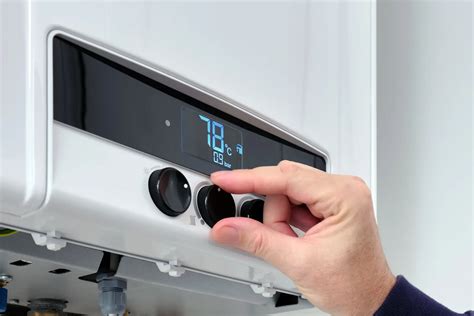 Ilustrácia kotla s otvorenými dvierkami počas leta