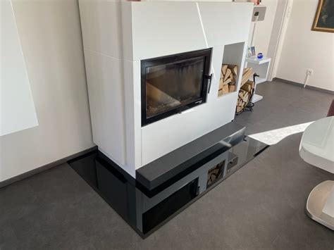 Detailné zobrazenie predných dvierok kotla s technológiou oplachu skla pre čistý výhľad do ohňa