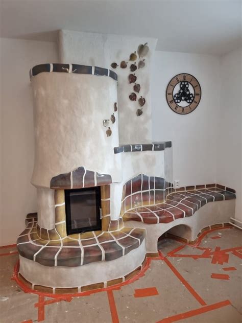 Foto dokončeného krbu s kachliarskym obkladom