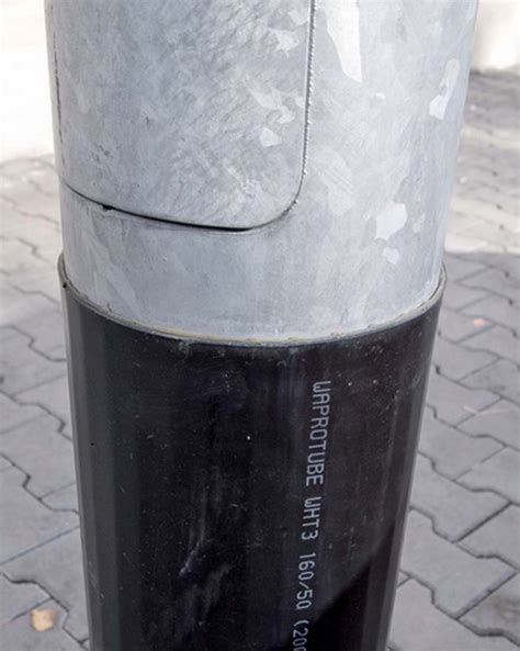 Detailné zobrazenie inštalácie palivovej trubice s vyznačenými spojkami.