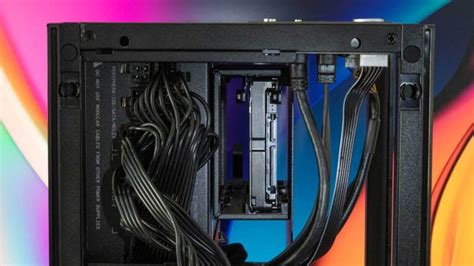 Dobre usporiadané káble v zadnej časti PC skrinky pre optimálne prúdenie vzduchu