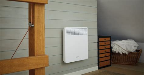 Detailný pohľad na nástenný elektrický konvektor Dimplex v modernom interiéri