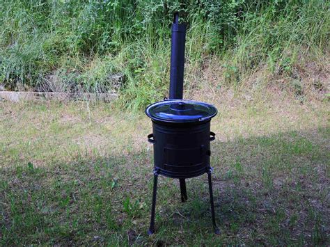 Ilustračná fotografia rôznych medených kotlíkov na varenie gulášu.