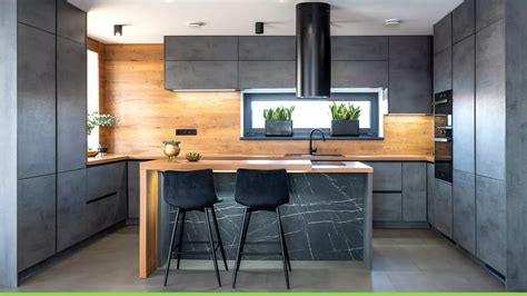 Rekonštrukcia interiéru historickej čiernej kuchyne s medenými kotlami.