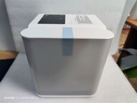 Ilustračná schéma odvlhčovača vzduchu s vyznačenými komponentmi ako kompresor, nádržka na vodu a filter