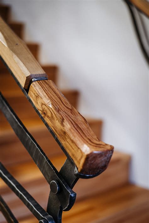 Detail dubového vešiaka a kovaného srdca zvona