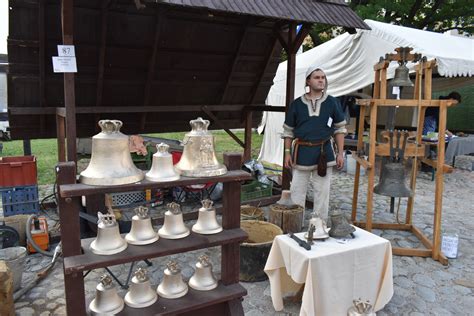 Ilustrácia tradičného procesu odlievania zvonov