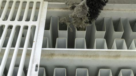 Ilustrácia znázorňujúca nahromadený prach v rebrovom radiátore