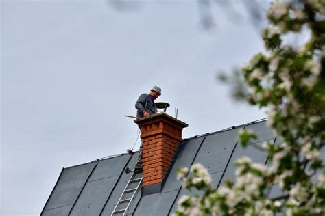 Tematické foto: kominár čistí komín