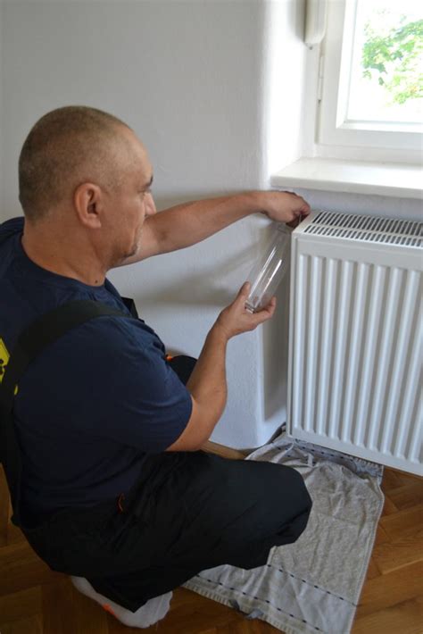 Infografika znázorňujúca postup odvzdušnenia radiátora pomocou kľúča