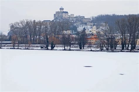 Foto satelitnej antény pokrytej snehom alebo ľadom