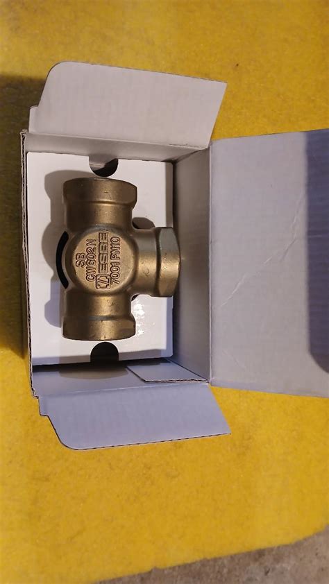 Schéma prierezu trojcestného zmiešavacieho ventilu ESBE VRG 131 s vyznačením smerov prietoku