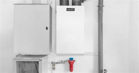 Fotografia inštalácie elektrického kotla v technickej miestnosti s pripojením na rozvádzač