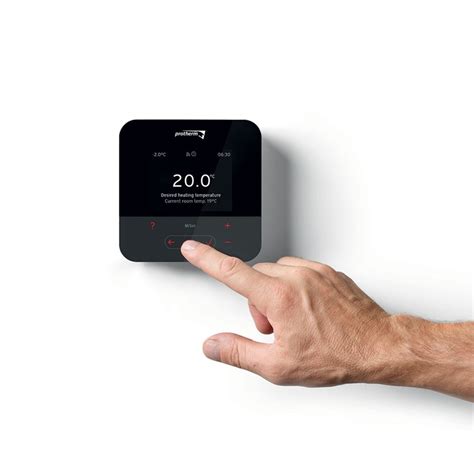 Tematická fotografia bezdrôtového termostatu Protherm a smartfónu s aplikáciou