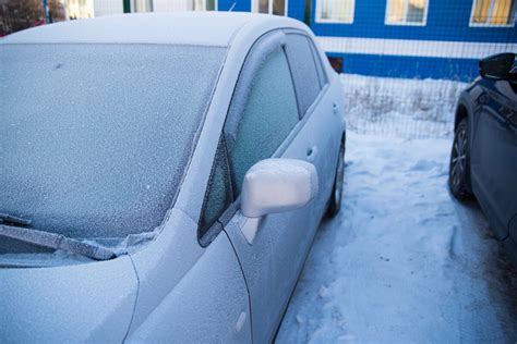 Tematické foto: Zamrznuté auto a auto s odmrazenými oknami v zime