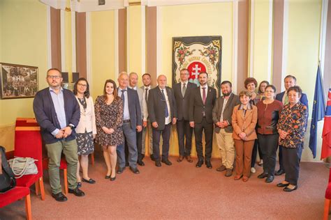 Fotografia účastníkov konferencie počas prestávky