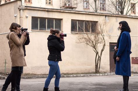 Infografika zobrazujúca rozdiely medzi automatickým režimom a manuálnym ovládaním na termostate Honeywell