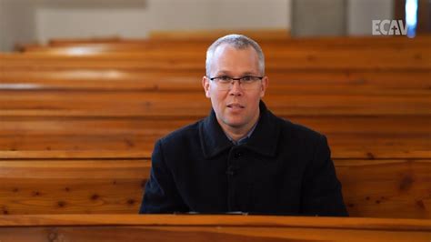 Detailná fotografia inštalácie vyhrievania v kostolnej lavici