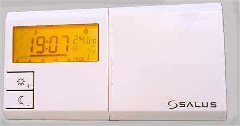 Ilustračná fotografia moderného termostatu SALUS