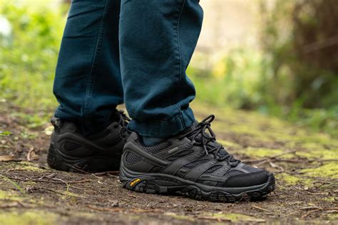 Dámske trekové topánky Merrell Moab 2 Vent na turistickom chodníku
