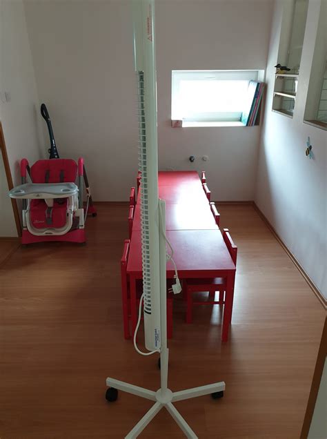 Fotografia inštalovaného germicídneho žiariča v školskej triede, nenápadne umiestneného na stene alebo v stropnom podhľade.