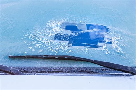 Volkswagen s predhriatym interiérom, odstraňovanie námrazy z okna auta