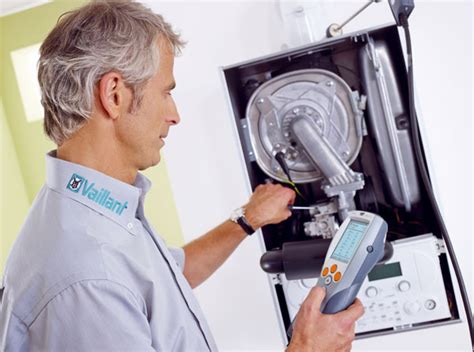 Ilustrácia servisného technika pri kontrole kotla