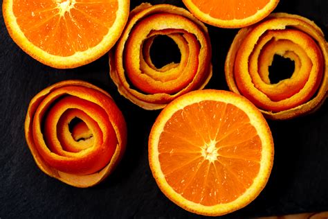 Ukážka javu pomarančovej kôry na sadrovej omietke