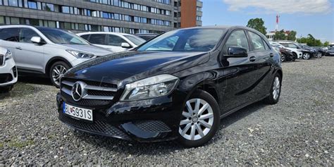 Ilustračná fotografia interiéru auta s vlhkými oknami