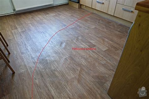 detaily drevenej podlahy v kuchyni po rokoch používania