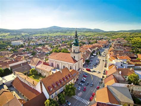 Tematická fotografia mesta Modra s panorámou Malých Karpát a atmosférickým oparom