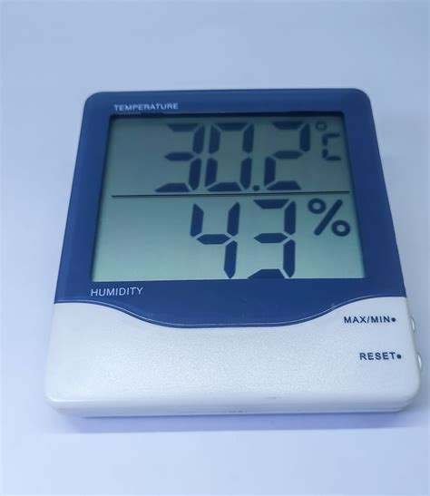 Fotografia digitálneho vlhkomeru zobrazujúceho aktuálnu vlhkosť a teplotu