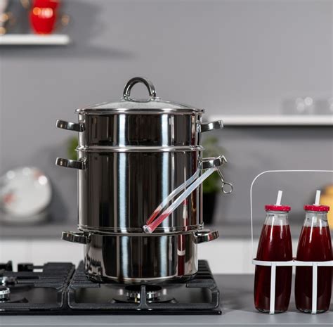 Ilustračná fotografia elektrického destilačného kotla z nehrdzavejúcej ocele s dvojitým plášťom.