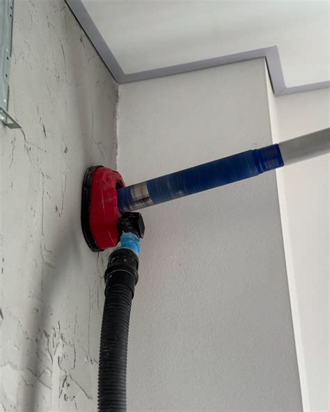 Ilustrácia znázorňujúca správne vedenie potrubia pri inštalácii multisplit systému.