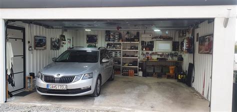 Auto zakryté autoplachtou v garáži