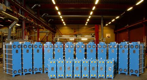 Infografika porovnávajúca rúrkové a doskové výmenníky tepla z hľadiska účinnosti a strát tlaku.