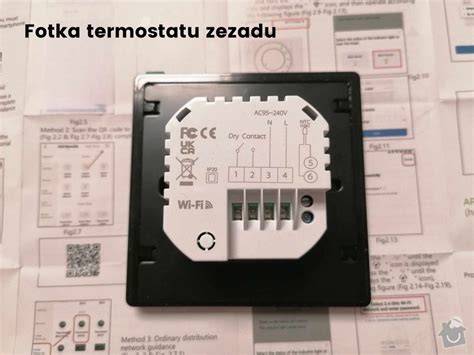 Infografika zobrazujúca optimálne umiestnenie termostatu v miestnosti.
