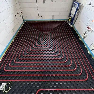 Detail pokládky potrubia podlahového kúrenia na systémovú dosku.