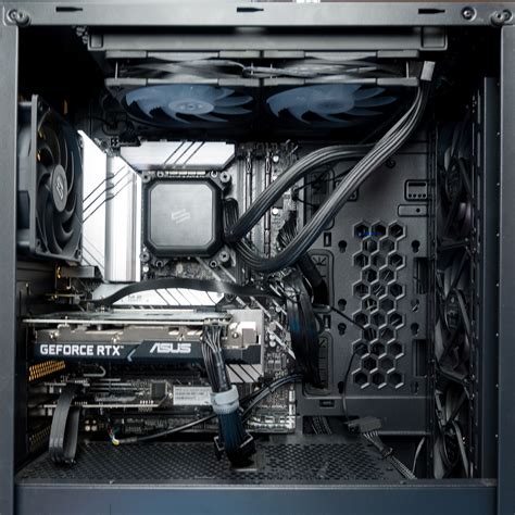 ilustrácia rozdielu medzi vzduchovým a vodným chladením počítača