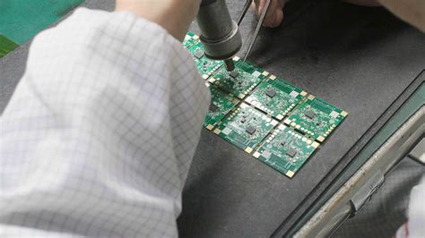 Ilustrácia aplikácie vodoodpudivého spreja na dosku plošných spojov elektroniky