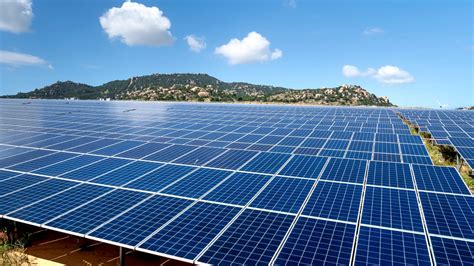 Infografika znázorňujúca 7 bežných mýtov o solárnej energii