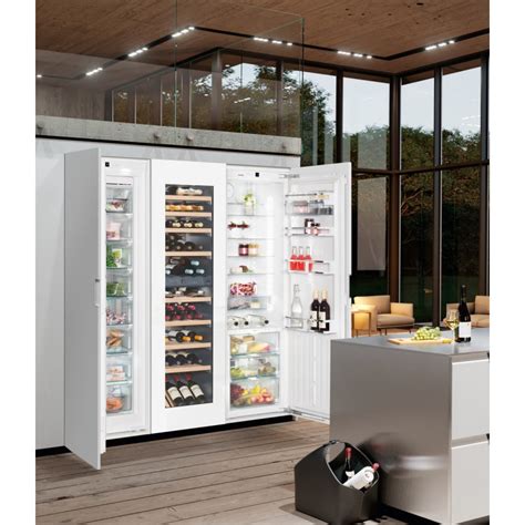 Ilustračná fotografia americkej chladničky Liebherr SBSWgw 99I5 s otvorenými dverami, zobrazujúca prehľadné usporiadanie interiéru a technológiu No Frost.