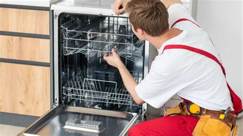 Technik opravuje chladničku s nástrojmi