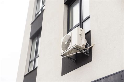 Tematické foto: inštalácia vnútornej jednotky klimatizácie v byte