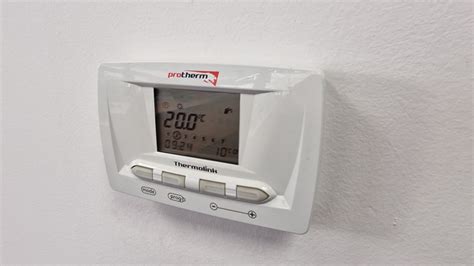 Ukážka digitálneho zásuvkového termostatu s prehľadným displejom