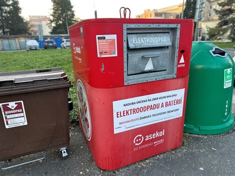 ilustrácia rôznych druhov elektroodpadu na skládke a vedľa recyklačného kontajnera