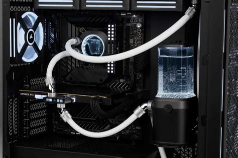 Kombinácia soft tubing a hard tubing v počítačovej skrini